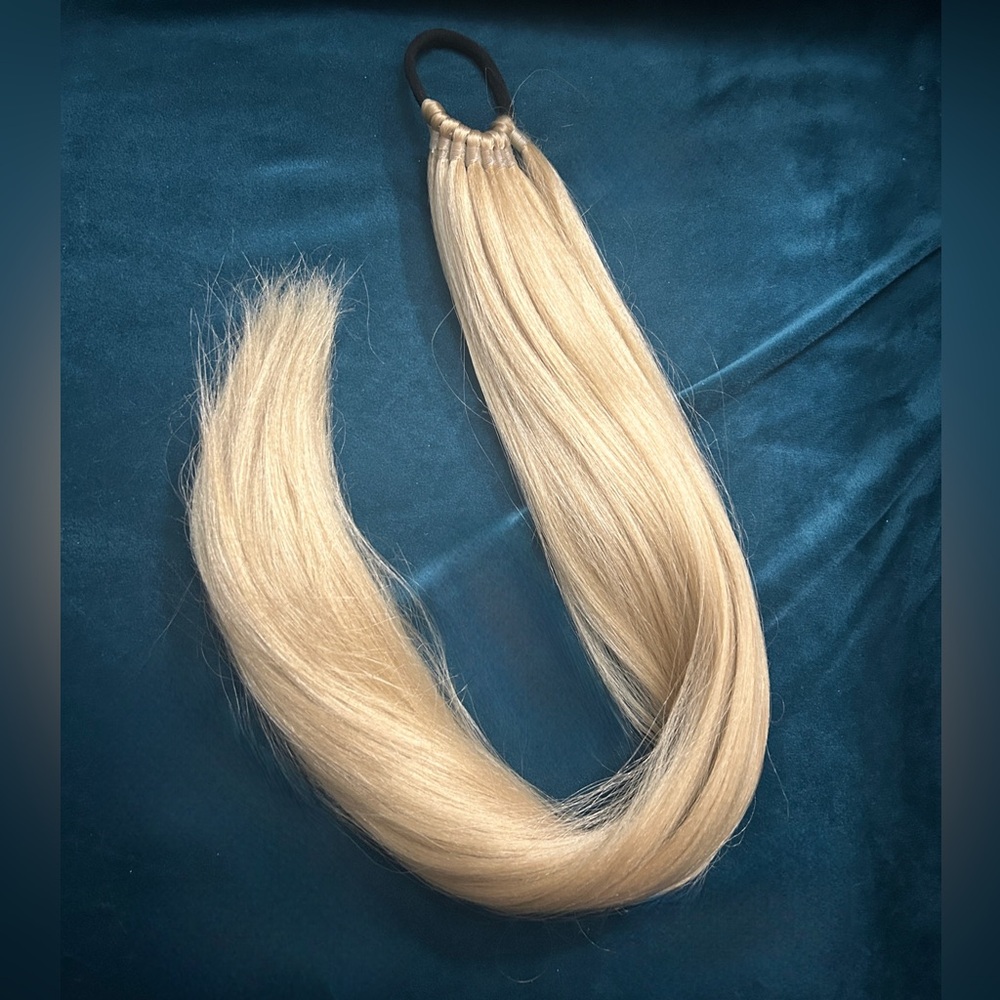 NWOT Long very blonde Pony Tail